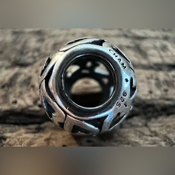 NWT Authentic Chamilia- Captured Hearts Charm Open Work Filigree Charm Love 925 - Picture 3 of 3